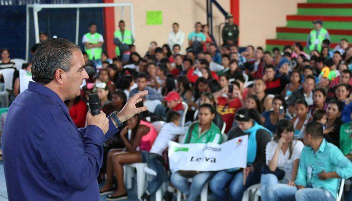 Gobierno lanza plan de becas para jóvenes del campo