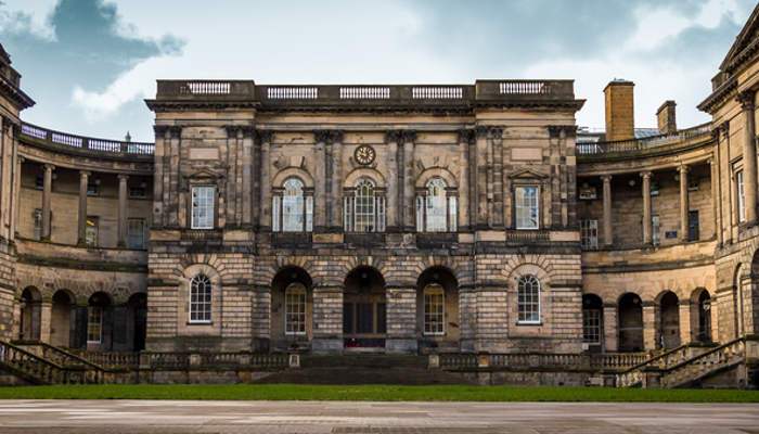 Universidad de Edimburgo (Escocia) | Foppe Smit/shutterstock