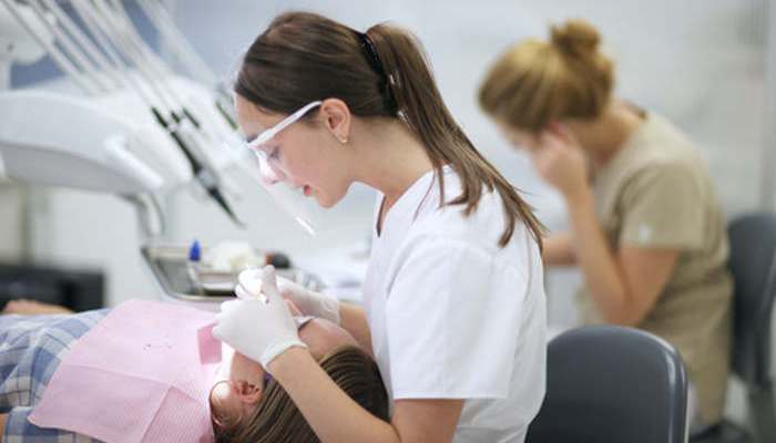 Estudiar Odontología: plan de estudios de una carrera con salidas