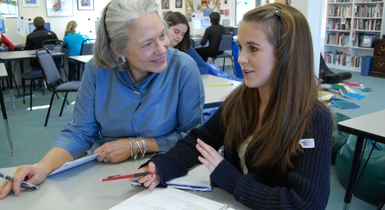 Nancie Atwell, ganadora del Global Teacher Prize 2015, con una de sus alumnas – Global Education & Skills Forum