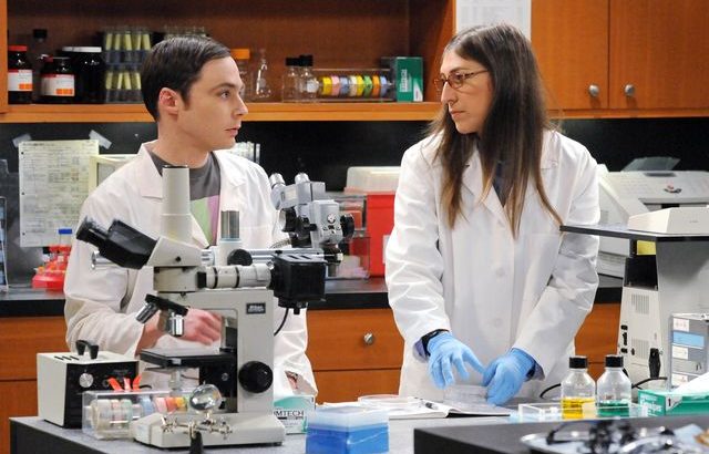Los personajes Sheldon y Amy, en una escena de la serie