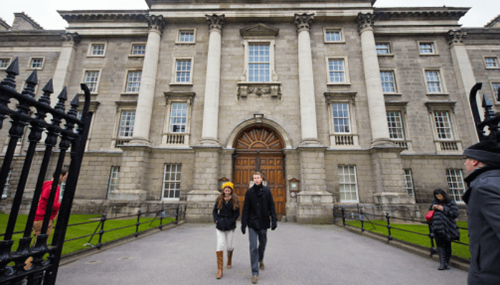 Estudiantes en el exterior del Trinity College de Dublín. | Littleny-Getty