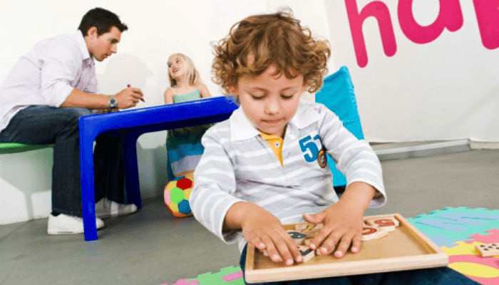 Los beneficios de escolarizar a los niños antes de los tres años