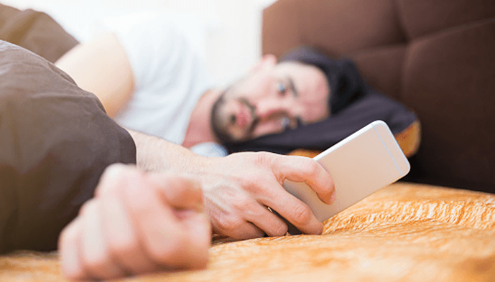 Seis de cada diez jóvenes se levantan y acuestan con su móvil