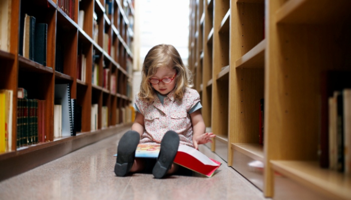 Niña en biblioteca. Tratorno Específico del Lenguaje o TEL