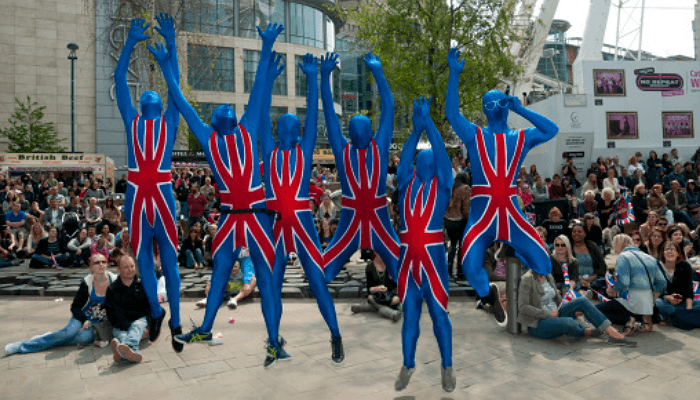 Estudiantes en Manchester disfrazados con traje de la bandera británica | Kevin Holt - Getty