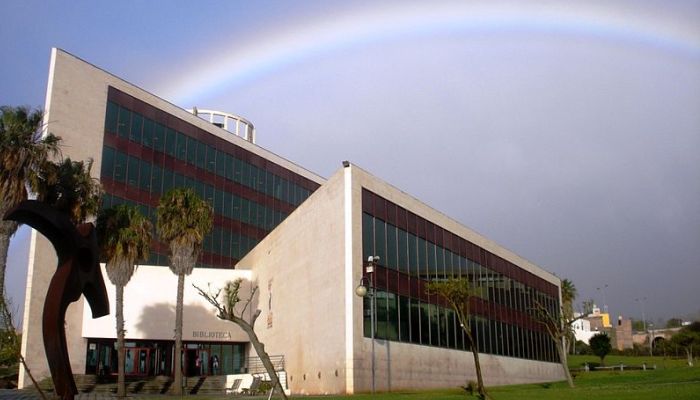 Biblioteca de la Universidad de La Laguna (Tenerife), donde se convocan las becas `Universitas Prolingua´ | Jerbez