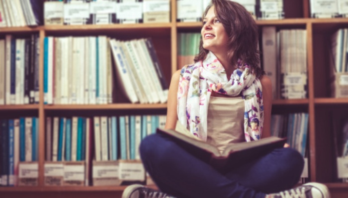 Siete de cada diez alumnos de Formación Profesional de CCC son mujeres. En la imagen: joven estudiante en una biblioteca. 