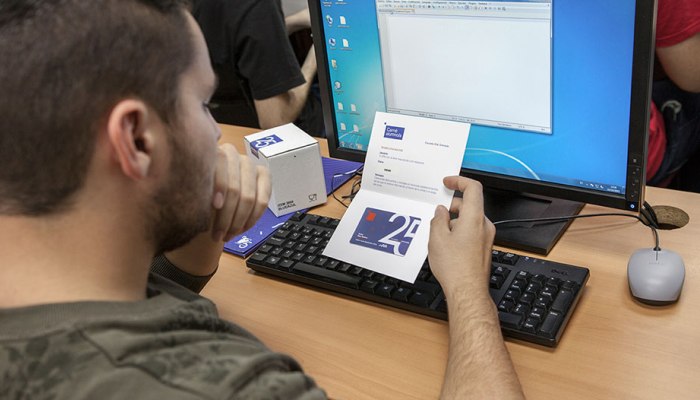 Un estudiante con el Carnet de Alumno de la escuela | Foto: Escuela Arte Granada