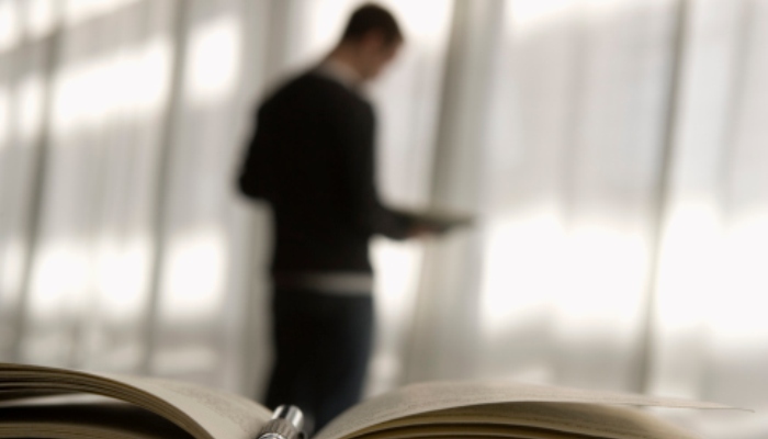 Becas para cursos y másteres jurídicos por desempleo, excelencia y edad