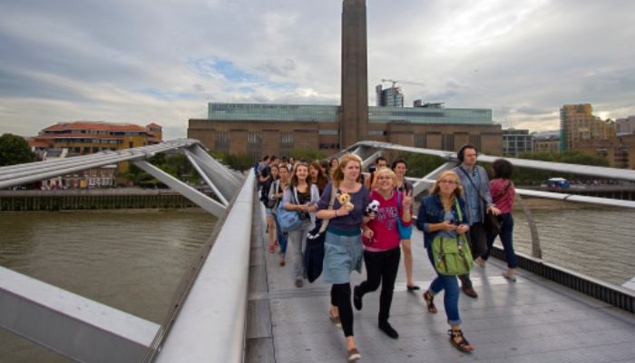 Estudiantes caminan por el Millennium Bridge de Londres | thehague, Getty Images