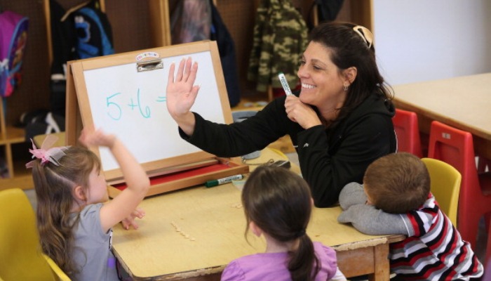 Educación lanza 777 plazas para ir como profesor visitante a colegios de Reino Unido, EE.UU. y Canadá