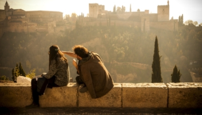 Jóvenes en el mirador de San Nicolás, Granada (España) | Javier Garcia, shutterstock