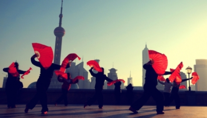 Silueta de bailarines en Shanghai (China)| Rawpixel.com, shutterstock