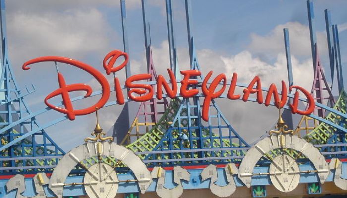 Vista de la entrada a Disneyland París |  MARKELLOS, wikimedia commons