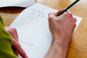 Adulto hace un examen de matemáticas