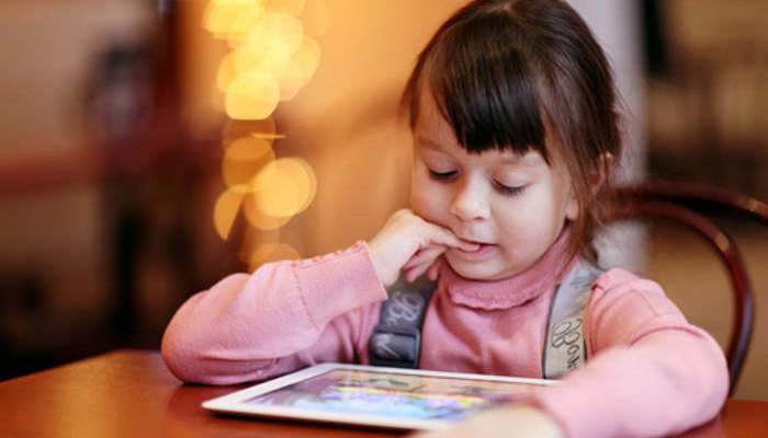 Expertos respaldan el uso moderado de pantallas en niños