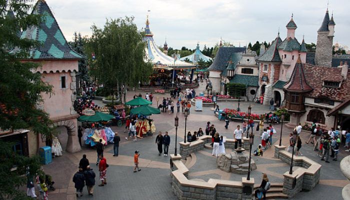 Trabajar en un parque temático: vacantes en Disneyland Paris, EuroPark o Legoland