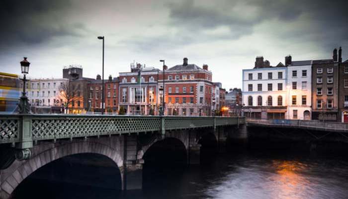 Vista de Grattan Bridge en Dublín (Irlanda)| littleny/shutterstock