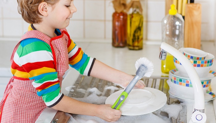 Niño colabora con las tareas domésticas | RomRod Photo, shutterstock