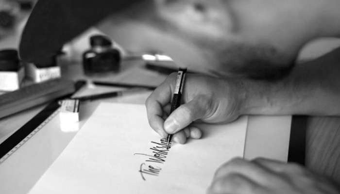 Iván Caíña, profesor del Taller de Caligrafía con Pincel | Escuela Arte Granada