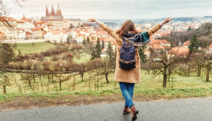 Matrícula cubierta, mensualidad de 9.000 coronas y alojamiento económico, entre las ventajas de las becas de la República Checa | Imagen: Joven en Praga (capital de la República Checa)
