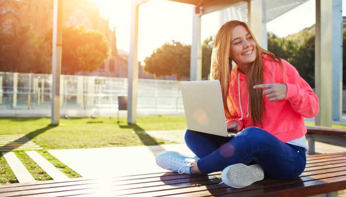 Nuevas becas para mujeres ‘tech’ de la mano de Booking y las universidades de Oxford y Delft