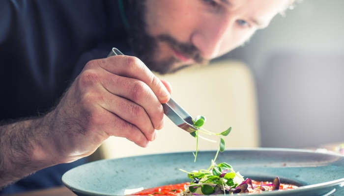 Cursos de hostelería para cocinar tu futuro en un abrir y cerrar de ojos