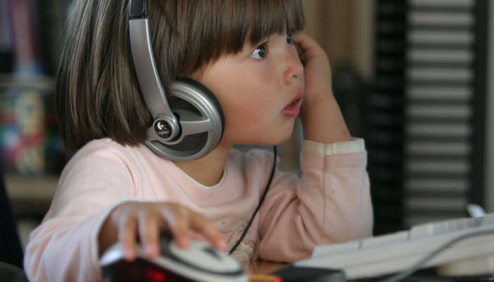 ¿Cómo mantener a los niños seguros en plena era digital?