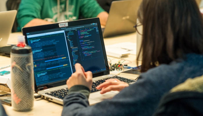 Se abre la 2ª edición de las Becas Wallapop-Ironhack para potenciar la presencia femenina en la industria TIC