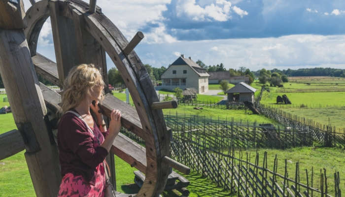 Joven contemplando el paisaje en Saaremaa, Estonia | Foto:  Tim M