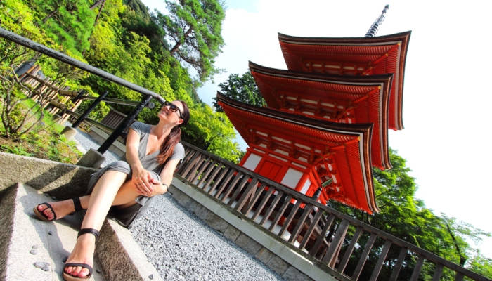 Joven frente a la pagoda Koyasu en Kyoto (Japón) | Foto: Nacho Such