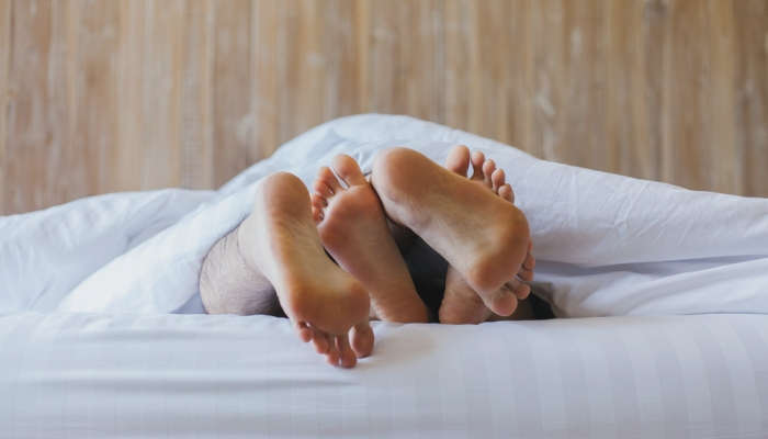 Una pareja en la cama. 