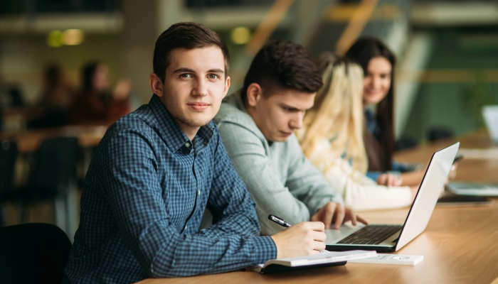 Becas colaboración de 2.000 euros para jóvenes en departamentos universitarios