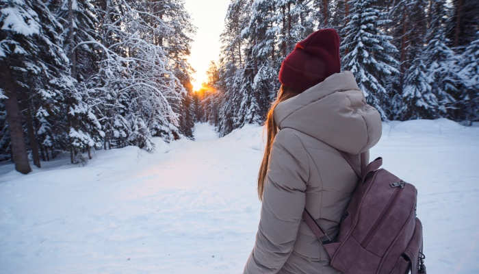 Becas para estudiar un máster en Finlandia con bufanda y manta