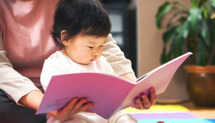 Cómo la lectura puede mejorar el lenguaje en bebés de 8 meses