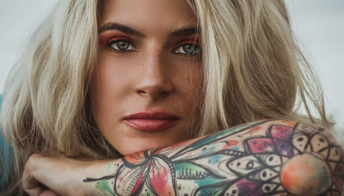 Tatuajes y piercing en el trabajo: de moda pero ¿bien vistos?