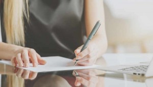 Businesswoman hands doing paperwork