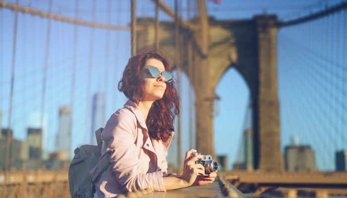 Mujer mirando al horizonte. Estados Unidos