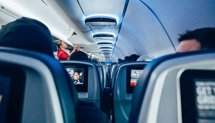 Azafata de vuelo, clave en las compañías aéreas para mejorar la experiencia de los viajeros