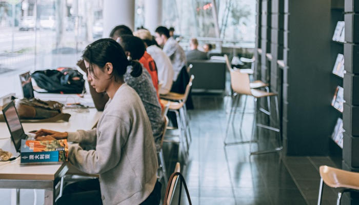 El desigual mazazo al empleo de los jóvenes según un informe del SEPE