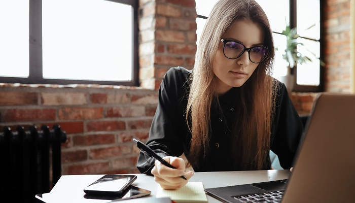 Cinco consejos EURES para empezar en un empleo a distancia: de la forma de trabajar a la comunicación con compañeros