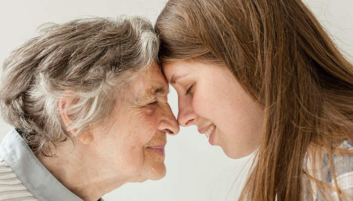 Las abuelas conectan y sienten más empatía con los nietos que con sus hijos constata un estudio de la Universidad de Emory