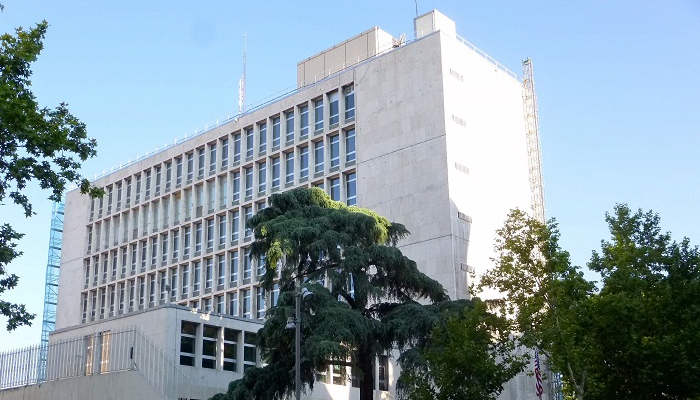 Trabajar en una Embajada: requisitos, vacantes y formación que abre puertas