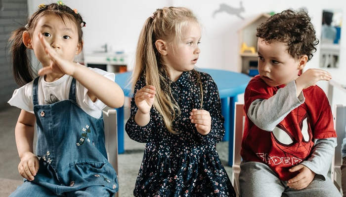 Niños interactúan en el aula. Foto: Pavel Danilyuk en Pexels