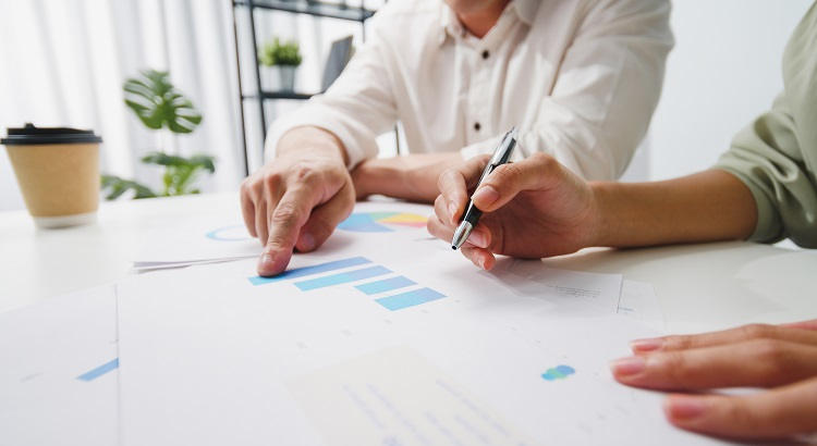 Profesionales analizando datos de resultados de empresa. 