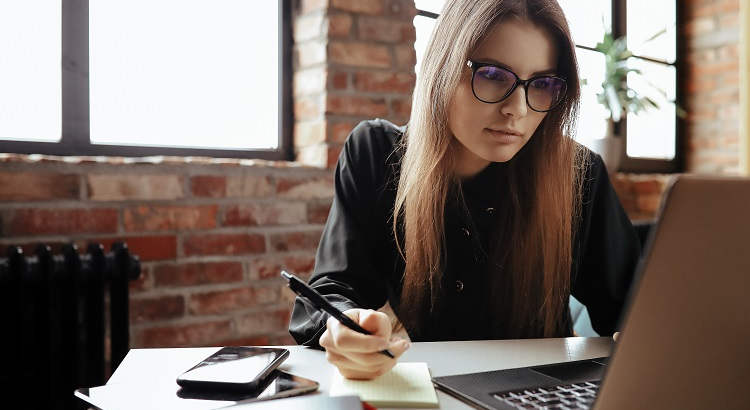 Cursos de FP para trabajar en el mundo de la empresa: de la Asistencia a la Dirección a la Gestión Administrativa