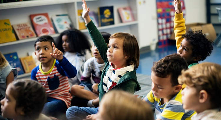 Un estudio determina que los gestos al hablar en niños son determinantes a la hora de estructurar un discurso