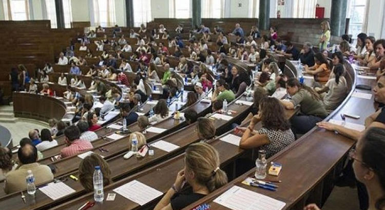 Los sindicatos denuncian el adelanto de las oposiciones docentes y la convocatoria de 24.802 plazas menos