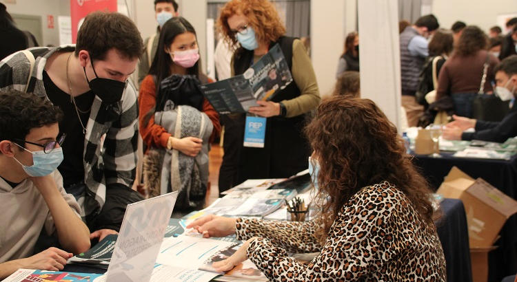 Jóvenes estudiantes en busca de orientación sobre sus estudios de postgrado en FIEP. 